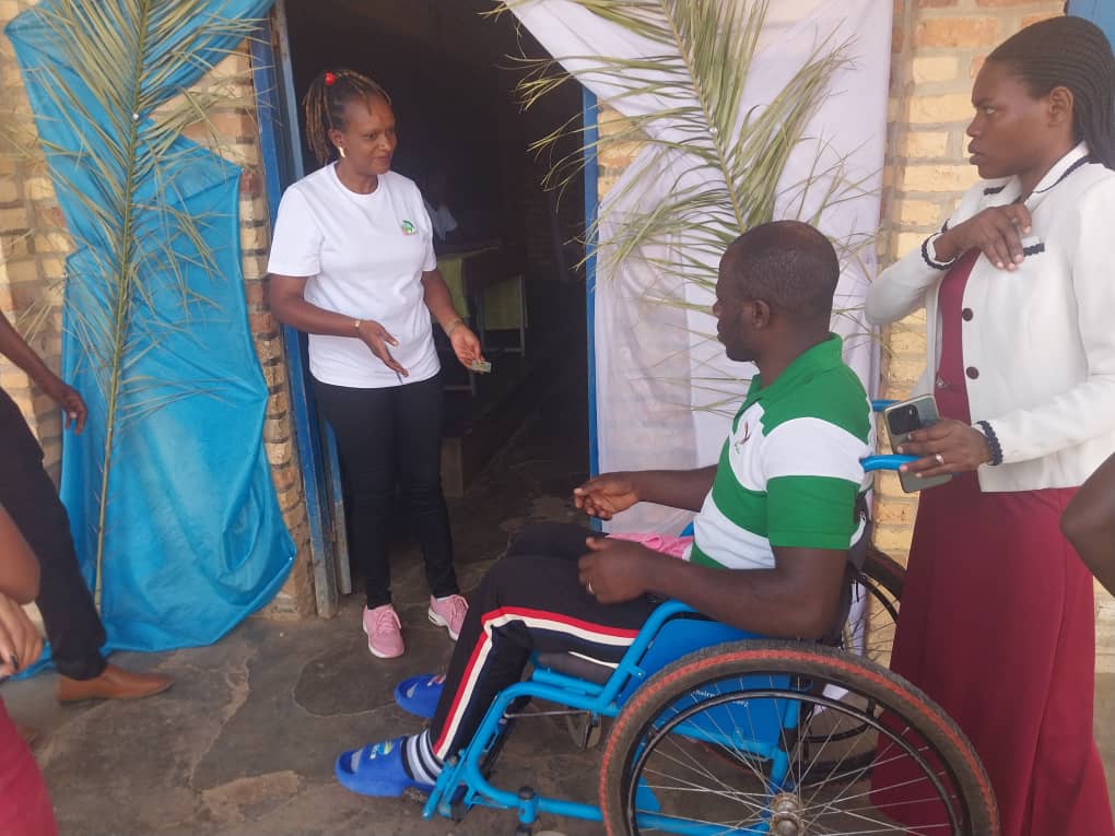 Umuntu ufite ubumuga aritabwaho n'abamufasha ku cyumba cy'itora