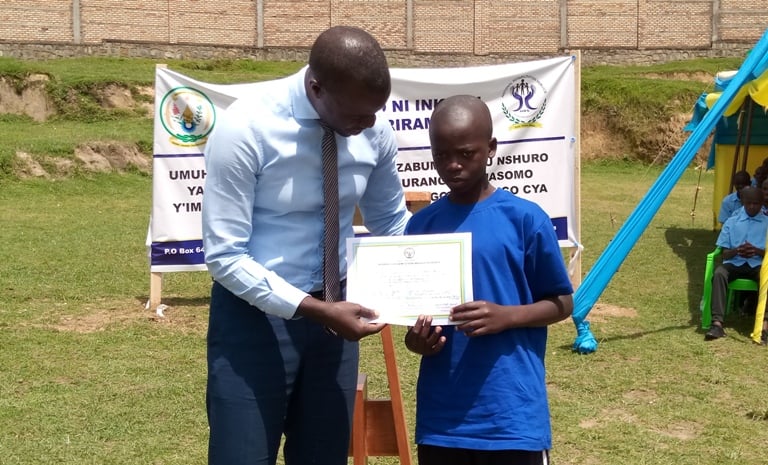 Hari abari baracikirije amashuri bigishijwe gusoma, kwandika no kubara