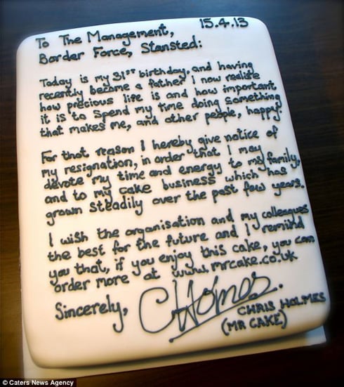 Gateau Chris Holmes yanditseho ibaruwa isezera akazi.