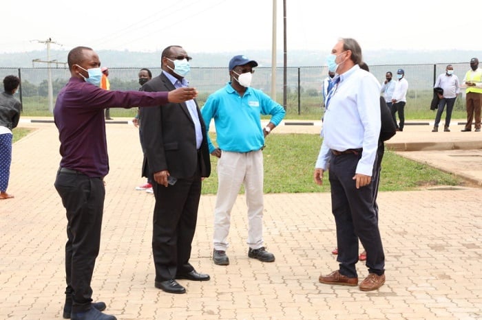 Minisitiri w'Ibikorwa remezo, Ambasaderi Claver Gatete aha yari yasuye uru ruganda rw'amazi rwa Kanzenze tariki 24 Gashyantare 2021
