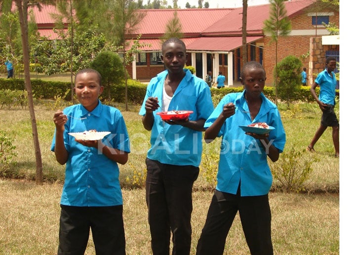 Abanyeshuri biga muri Gatsibo Model School usanga barira hanze kubera kutagira aho kurira habugenewe.