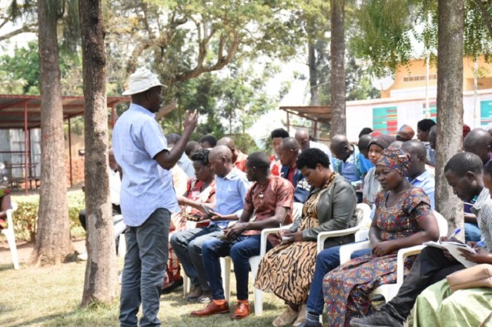 Meya Gasana yasabye abaturage kwitabira kwishyura mituweli no kwizigamira muri Ejo Heza