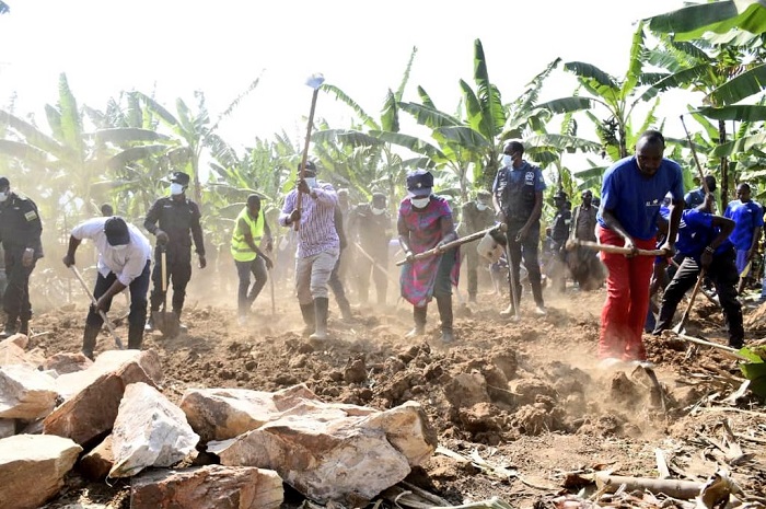 Minisitiri Musabyimana yifatanyije n'abaturage ba Gitoki, Umurenge wahize indi mu bikorwa by'Umuganda