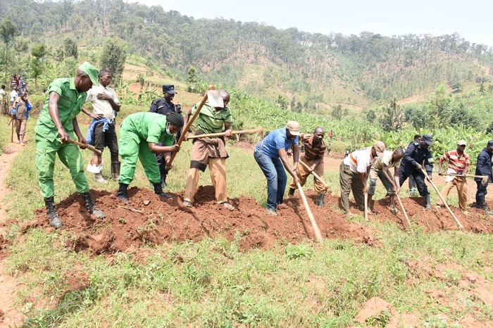 Mu Karere ka Gatsibo abaturage bakanguriwe gucukura imirwanyasuri mu mirima yose