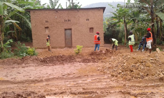 Umuhanda watangiye gukorwa, abaturage batarabona ingurane z