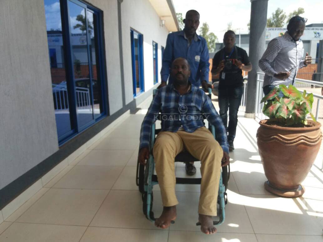 Gatsinzi Fidele we yageze mu Rwanda atabasha gukandagira