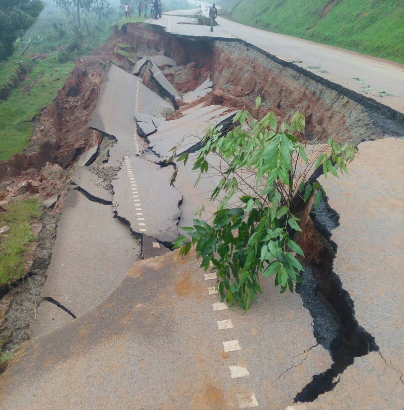 Umuhanda gatuna Kabale Inkangu yawusenye