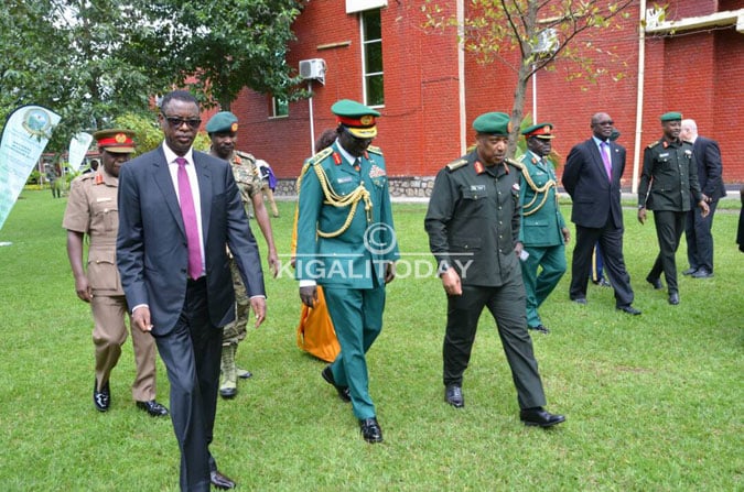 Gen James Kabarebe (ibumoso) yatangaje ko Afurika igomba gufata iya mbere mu kubungabunga umutekano wayo