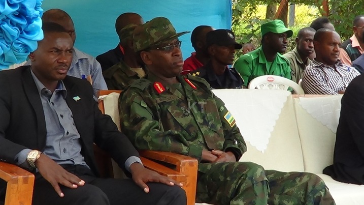 Gen. Mupenzi Uyobora ingabo mu Turere twa Muhanga, Ruhango na Kamonyi yari yitabiriye ibiganiro by'umunsi w'Intwari i Kibangu.