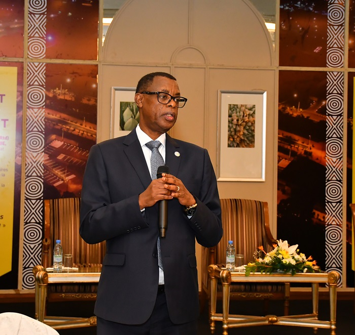 Gen (Rtd) Kabarebe aganira n'abanyarwanda batuye muri Sénégal
