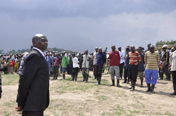 Gen Rumuri imbere y'abarwanyi ba FDLR bashyikirijwe Monusco Bleusa.