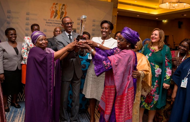 Perezida Kagame ahabwa igihembo nk