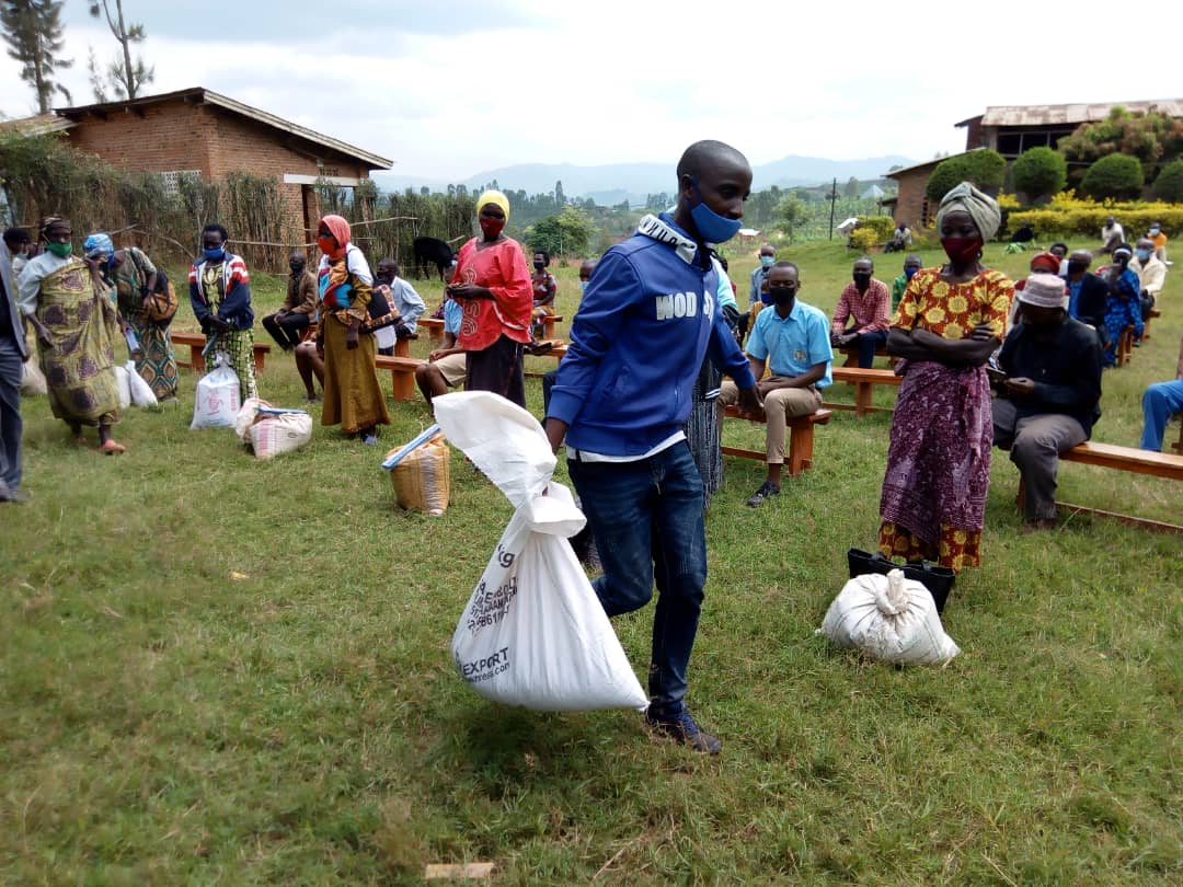 Abagize Urunana banaremerana hagati yabo kugira ngo hatagira uwicwa n'inzara