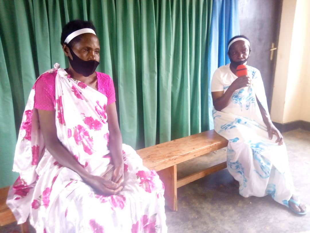 Mukamparirwa Christiane na Mukakagina Josephine barokotse Jenoside bahamya ko Urunana rwabafashije kwibohora ubwoba bagatangira gukora bakiteza imbere
