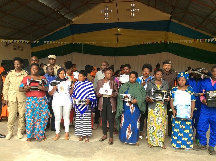 Abagore n'urubyiruko 42 barangirije ibihano muri gereza ya Musanze n'iya Nyagatare ni bo bashyikirijwe ibikoresho by'imyuga