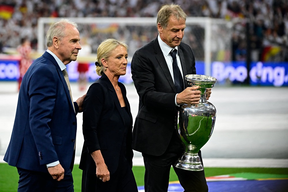 Umugore w'umunyabigwi muri ruhago y'u Budage, Franz Beckenbauer, uheruka kwitaba Imana, Heidi ari hamwe na Jürgen Klinsmann wabaye kapiteni w'ikipe y'u Budage agatwarana na bwo igikombe cy'Isi mu 1990 akanatwara icy'u Burayi mu 1996 na Bernard Dietz na we wabaye kapiteni w'u Budage akanatwarana na yo iri rushanwa riri gukinwa mu 1980 ni bo bazanye igikombe kiri gukinirwa mu rwego rwo guha icyubahiro nyakwigendera witabye Imana muri Mutarama 2024