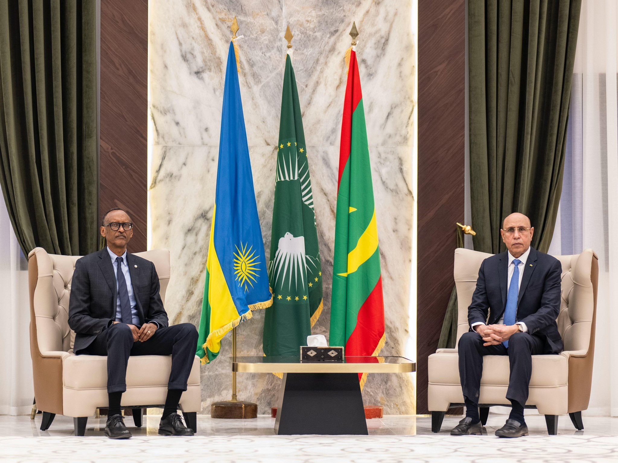 Perezida Kagame akigera muri Maurtania, yakiriwe na mugenzi we Mohamed Ould Ghazouani