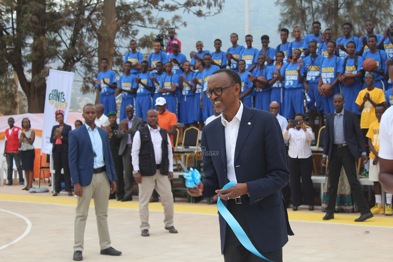Perezida Kagame nyuma yo gufungura ku mugaragaro ikibuga cya Club Rafiki