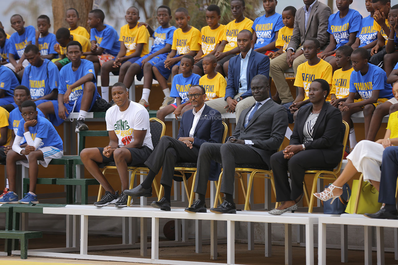 Perezida Kagame akurikira uko abana berekana ubumenyi bakuye mu myitozo bamazemo iminsi itatu 