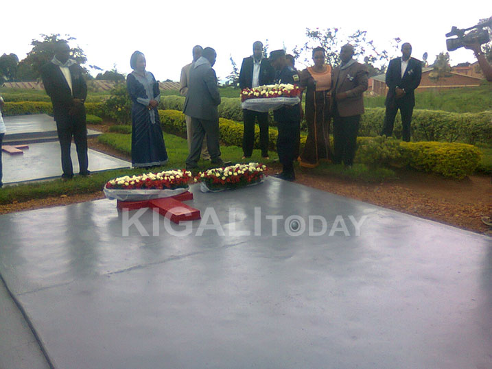 I Gicumbi babanje gushyira indabo ku rwibutso rwa Byumba rushyinguyemo abishwe mu gihe cy'ibyitso.