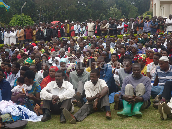 Abaturage bo mu Mudugudu wa Gisuna mu Kagari ka Gisuna mu Murenge wa Byumba wo mu Karere ka Gicumbi bakomereje mu biganiro.