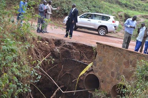 Umuhanda wasenywe n'amazi amanuka ku misozi.