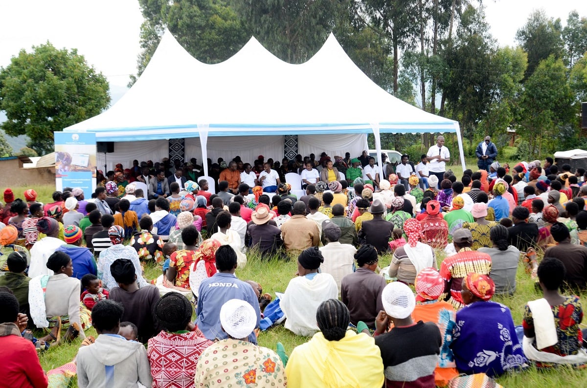 Abaturage barimo guhabwa amasomo y'ibanze ku ikoranabuhanga