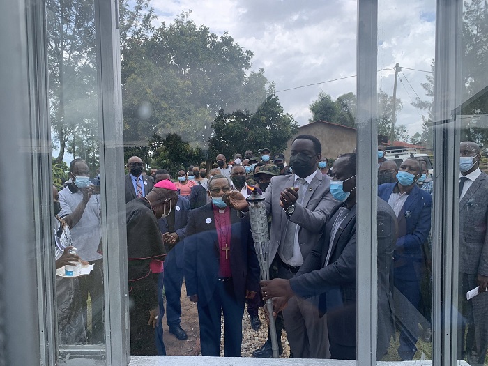 Meya wa Gicumbi afatanyije n'abayobozi banyuranye bacanye urumuri rw'icyizere