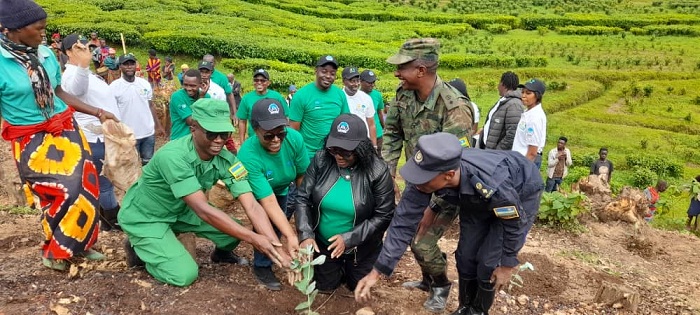 Inzego zinyuranye z'ubuyobozi mu Karere ka Gicumbi zifatanyije na Guverineri gutera igiti