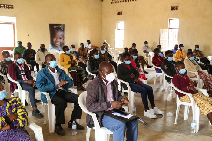 Ni umuhango witabiriwe n'abantu mu nzego zinyuranye barimo abayobozi, ababyeyi n'abana bafashijwe kwiga