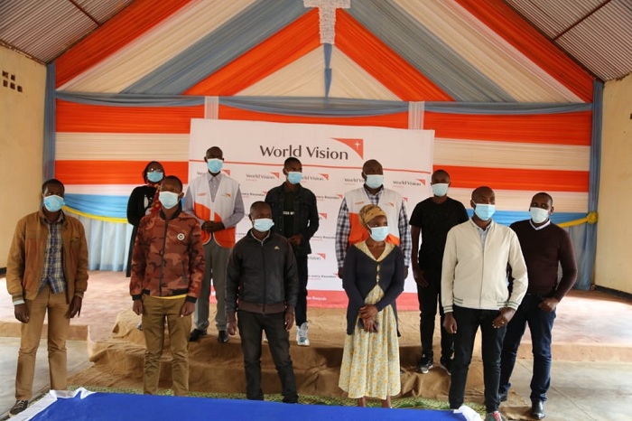 Ifoto y'urwibutso ya World Vision n'abayobozi mu Murenge wa Nyankenke
