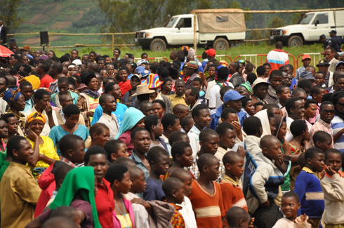Abaturage benshi bitabiriye igikorwa cyo gushyira ibuye fatizo ahazubakwa ingoro ku Murindi. 