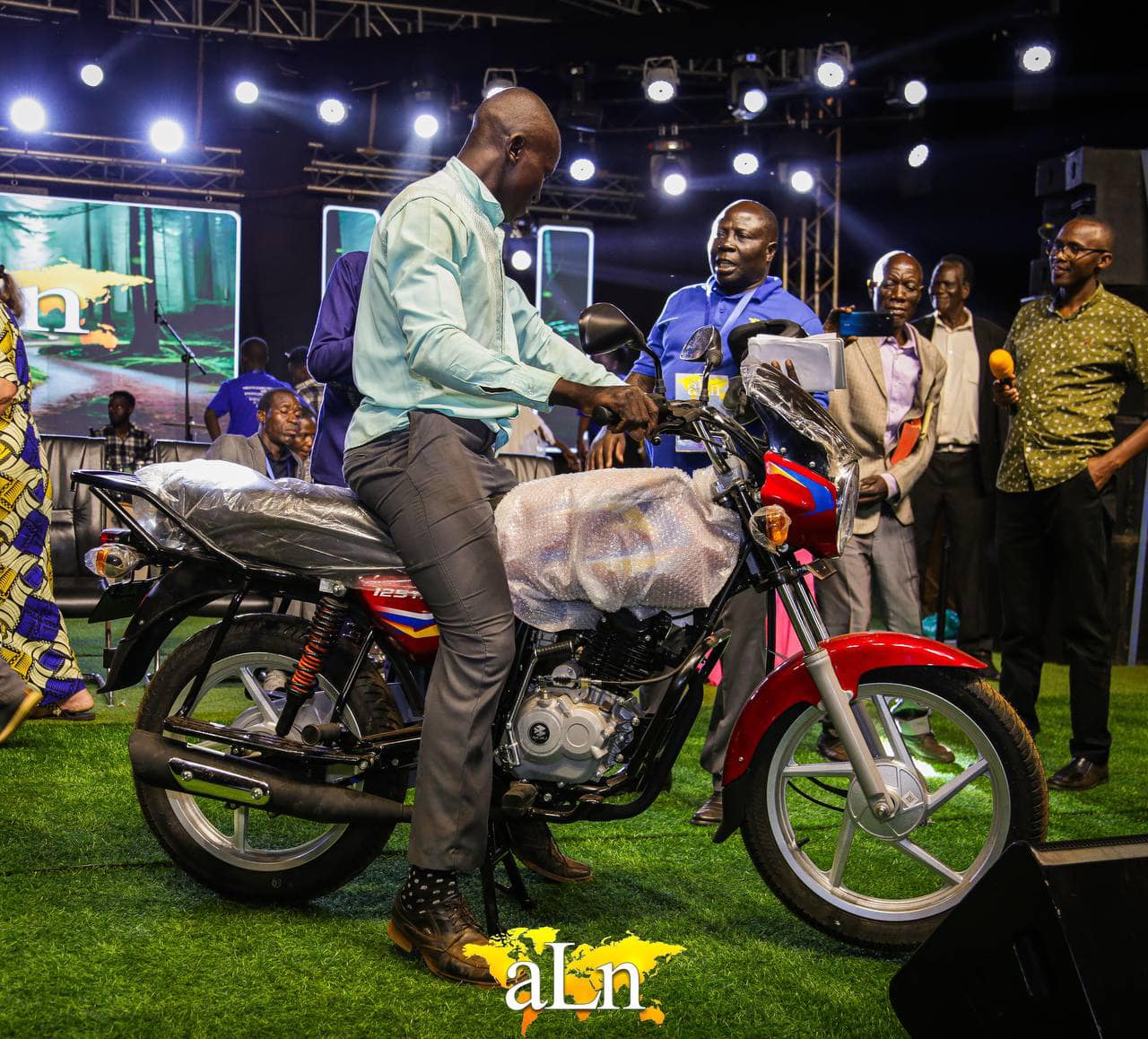 Bamwe batahana impano zitandukanye binyuze muri tombola