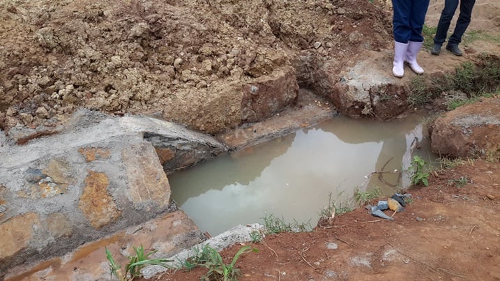 Mu bishanga hari kubakwa imiyoboro izatuma amazi atazajya arengera imyaka igihe cy'imvura.