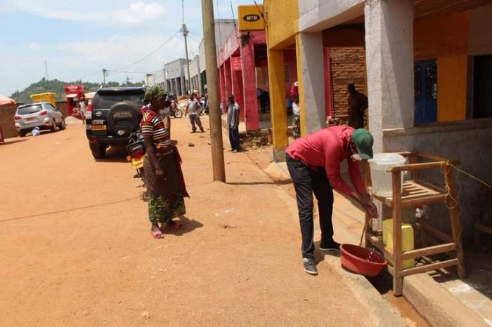 Ntawaka ibyo akeneye mu iduka atabanje gukaraba intoki