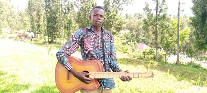 Munyaneza yikorera gitari akazigurisha, imwe ku 50,000 bimufasha kwiteza imbere