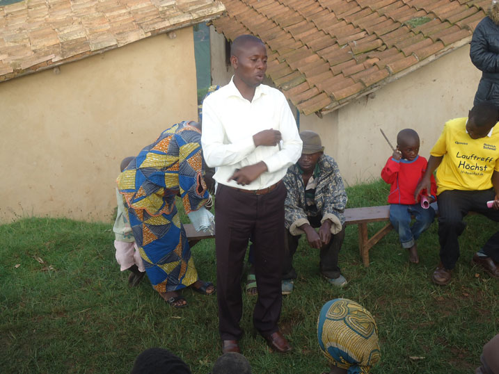 Ngezahumuremyi avuga gusinyana imihigo n'abasigajwe inyuma n'amateka ari uburyo bwo guhindura imyumvire yabo nabo bagakorera ku ntego.