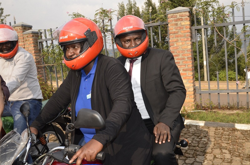 Umwe muri baGitifu na Guverineri kuri moto