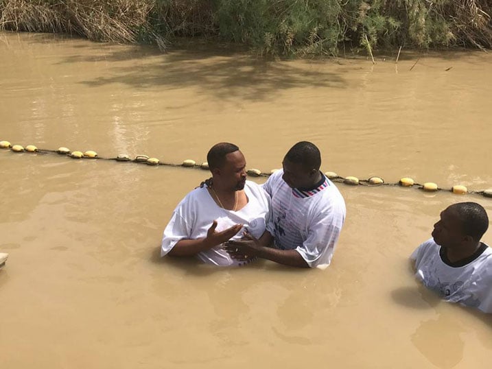 Cobra yabatirijwe mu mugezi wa Yorodani Yesu yabatirijwemo