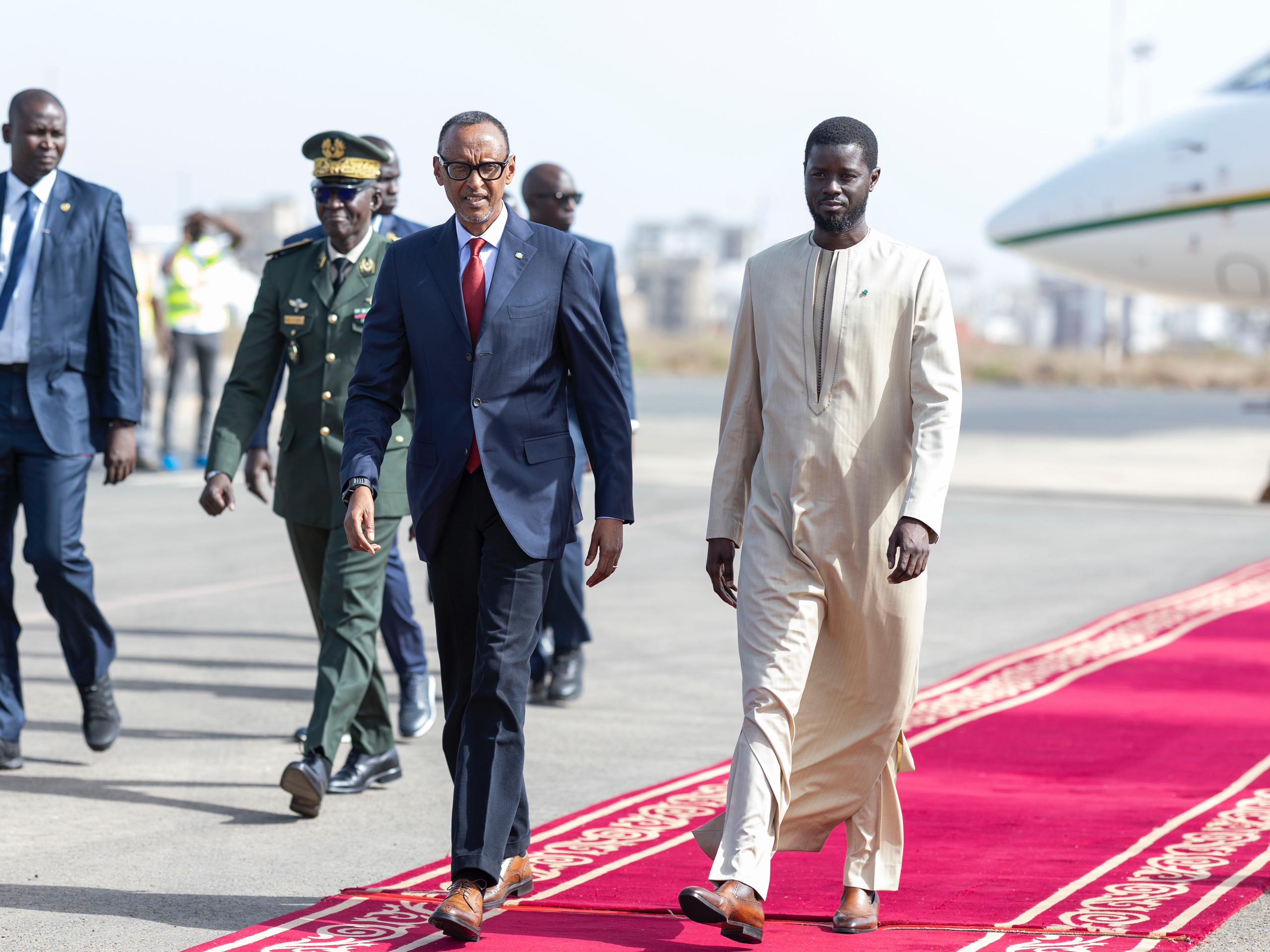Perezida kagame ubwo yageraga ku kibuga cy'Indege cya Léopold Sédar Senghor