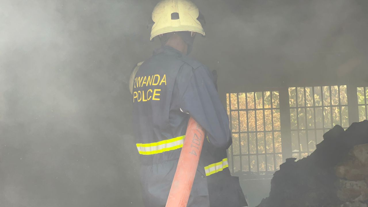 Ishami rya Polisi rishinzwe ubutabazi no kuzimya inkongi y'Umuriro ryagerageje kuzimya umuriro