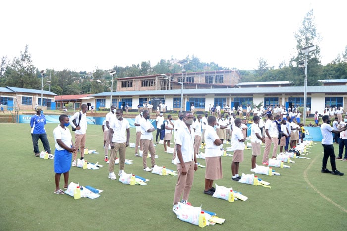 Ibi biribwa n'ibikoresho by'ishuri byahawe abanyeshuri bari hagati y'imyaka 8 na 18