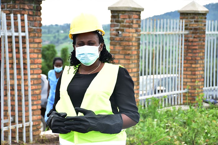 Guverineri Kayitesi avuga ko kubaka amacumbi bizatuma ibitaro byo ku rwego rw'Intara bitanga serivisi zinoze kurushaho