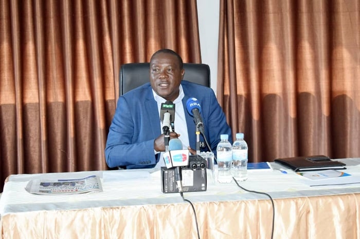 Guverineri Gatabazi ubwo yari mu kiganiro n'abanyamakuru, yasobanuye iby'abo bakozi basazeye ku mirimo yabo 