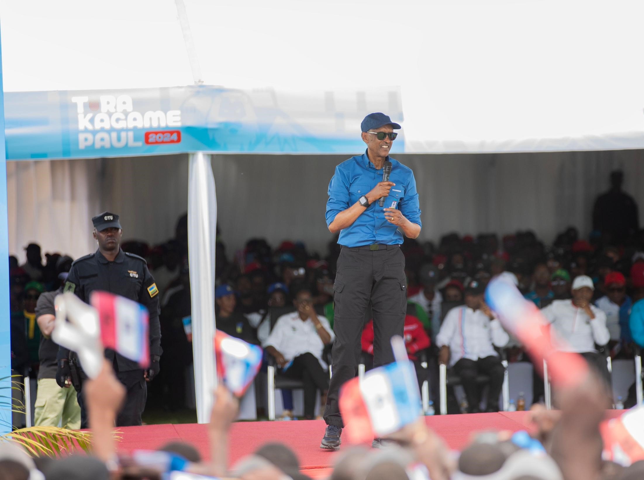 Perezida Kagame yasabye urubyiruko kuzaba Intare ntibazabe Imbwa