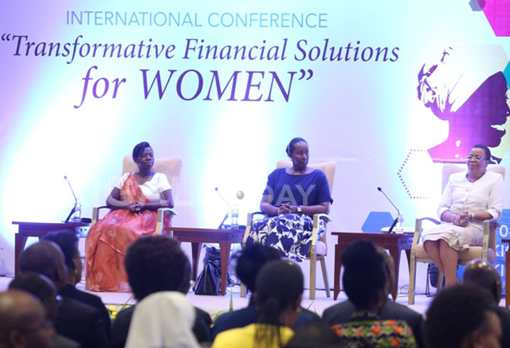 Grace Machel (iburyo), Mme Jeannette Kagame (hagati) na Dr Monique Nsanzabaganwa mu gutangiza umuryango New Faces New Voices muri Serena Hotel i Kigali. 