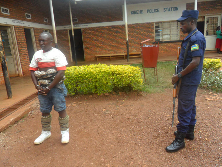Gratien Habimana yafashwe yihambiriyeho urumogi arugemuye i Kigali.