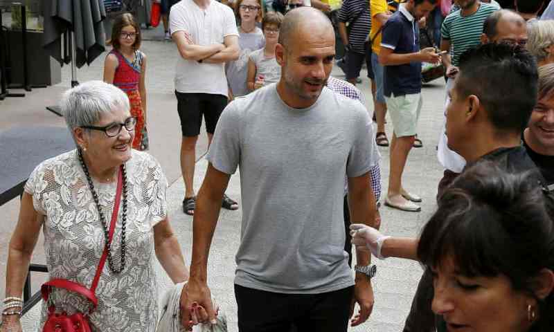Pep Guardiola ari kumwe na Mama we Dolors Sala Carrió, muri Kamena 2015