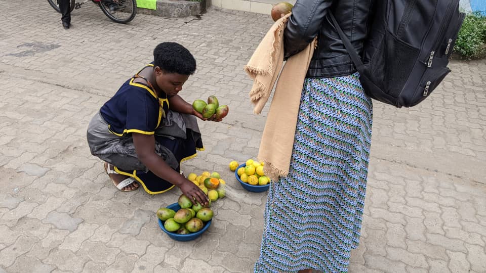 Gucururiza ahabonetse hose ubuyobozi bubifata nk'akajagari. Uyu muzunguzayi yari yateretse imbuto mu nzira igenewe kunyurwamo n'abanyaguru