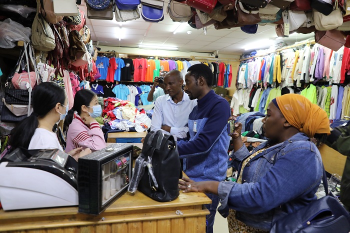 Mu bafungiwe ibikorwa by'ubucuruzi harimo n'abashinwa bacuruza imyenda n'inkweto mu Mujyi ahazwi nko muri CHIC